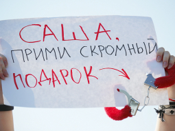 «Saša, pieņem šo pieticīgo dāvanu» — kāda persona tur plakātu Minskas Neatkarības laukumā 30. augustā, protestējot pret Baltkrievijas diktatoru Aleksandru Lukašenko.
Foto — Scanpix