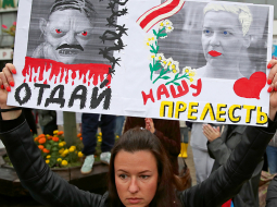 «Atdod mūsu šarmanto!» — Minskā protestē pret opozicionāres Marijas Koļesņikovas nolaupīšanu. Vietējie mediji ziņo, ka opozicionāre arestēta, jo saplēsusi savu pasi, tādā veidā protestējot pret varas iestāžu plānoto piespiedu deportēšanu uz Ukrainu.
Foto — Scanpix