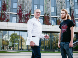 Latvijas Universitātes studenti Kaspars Liepiņš (pa kreisi) un Uģis Vēvers.
Foto — Ieva Salmane