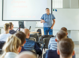 Vidzemes Augstskolā lekcijas organizē tā, lai pirmajos studiju gados divu kursu studentiem būtu kopīgas lekcijas.
Foto — Matīss Purmalis