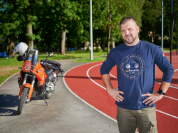 Kaspara sirdslieta un ikdienas pārvietošanās līdzeklis ir motocikls. Taču ar to saistīti arī daži aizspriedumi, ko viņš grib kliedēt: «Ne visi motociklisti izbraukā dabas liegumus. Tikai daži. Pārējie ir forši, cienījami cilvēki!»
Foto — Edmunds Brencis