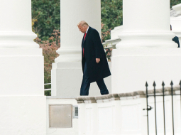 Donalds Tramps 26. oktobrī no Baltā nama dodas uz kārtējo priekšvēlēšanu pasākumu.
Foto — Scanpix