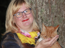 Ilze ar vecāku mīluli Muri. Pašas Bosiks — mazs, palaidnīgs un ļoti rotaļīgs kaķītis — jau medī citos laukos.
Foto no privātā arhīva
