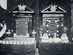 Starr & Co makaronu un cigoriņu kafijas stends 1901. gada Rīgas 700 gadu jubilejas izstādē.
Foto no 19./20. gs. mijas periodikas