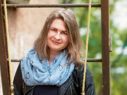Man ik pa laikam rodas vēlme pamācīties kādu valodu, saka Maija Olšteina. «Es ar šo vēlmi piedzimu, un tā ir mana diagnoze.»
Foto — Reinis Inkēns