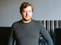 Parasti Pēterim jautājot, cik reižu viņš noskatās filmu, pie kuras strādā. «Pēc pirmajām desmit neskaitu. No piecdesmit līdz pat simt reižu sanāk.»
Foto — Kristīne Madjare