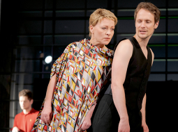Uljas Rihtes lomā — Inese Kučinska, teicējs — Rolands Beķeris.
Foto — Mārtiņš Vilkārsis