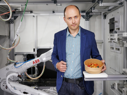«Ar vai bez mums pēc gadiem sešiem vai septiņiem šādi roboti būs visur. Tas būs standarts,» ar lielu pārliecību saka Konstantīns Korčjomkins.
Foto — Edmunds Brencis