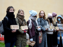Pie Saeimas ēkas trešdien notika zibakcija "Nesaprašanas siena", kurā protestēja pret plānotajām izmaiņām autoratlīdzību režīmā. Foto: Zane Bitere, LETA