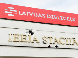 "Latvijas dzelzceļš" izkārtne pie ieejas stacijā. Foto: Zane Bitere, LETA
