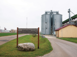 Divi lielākie lauksaimniecības subsīdiju saņēmēji saimnieko Zemgales leknajos līdzenumos Dobeles novadā — dāņiem piederošā Ingleby Dobele Agro un Agrofirma Tērvete.
Foto — Ieva Salmane