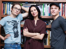 Ilze Grase-Ķibilde un Mārtiņa dēli Brunis un Gustavs.
Foto — Ieva Salmane