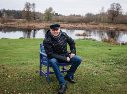 Lielupes krastā mūziķis iecerējis izveidot laivu piestātni, lai Igo mūzikas un mākslas centrā varētu ierasties arī pa upi.
Foto — Ieva Salmane