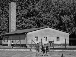 Nacistiskās Vācijas izveidotās Štuthofas koncentrācijas nometnes krematorija. Bijušo nāves nometņu vietas mūsdienās kļuvušas par tūrisma galamērķiem. 
2020. gada vasara.
Foto —  LETA/AFP 