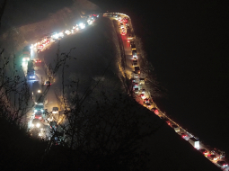 Armēņu iedzīvotāju karavāna dodas prom no Kalnu Karabahas.
Foto — Scanpix