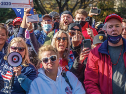 Donalda Trampa piekritēji 14. novembrī pulcējās ASV galvaspilsētā Vašingtonā, lai protestētu pret it kā notiekošo «vēlēšanu nozagšanu», un pieprasīja pašreizējā prezidenta palikšanu amatā vēl uz četriem gadiem. Baltā nama preses sekretāre apgalvoja, ka protesta akcijā piedalījies vairāk nekā miljons cilvēku, lai gan, pēc policijas aplēsēm, gājienā pa pilsētas centru piedalījās tikai vairāki tūkstoši cilvēku.
Foto — Scanpix