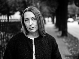 «Ar pētniecības un kritikas palīdzību arī ir iespējams vienas literārās parādības izvirzīt centrā, citas atstāt perifērijā. Literatūras procesa apskatnieku atbildība ir nepazaudēt kopskatu un izcelt būtisko,» uzsver literatūrzinātniece Zanda Gūtmane. Foto — Kristaps Kalns