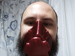 Miks Strods, atgriezies mājās no slimnīcas, ar 3D printeri drukā maskas sev un ģimenei. «Piegrieztni» atradis internetā.
Foto no personīgā arhīva