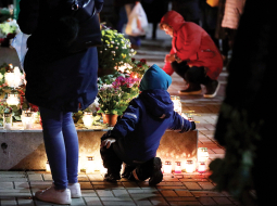 Piemiņas brīdis šā gada 21. novembrī pirms sešiem gadiem sabrukušā lielveikala Maxima vietā.
Foto — LETA