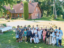 Ozoliņu dzimta 2019. gada vasarā Džindžās. Centrā — ģimenes ģerboņa turētāji Valdis un Laima Ozoliņi.
Foto — Santa Savisko-Jēkabsone