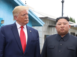 Donalda Trampa un Kima Čenuna tikšanās Korejas pussalas demilitarizētajā zonā 2019. gada jūnijā.
Foto — Scanpix