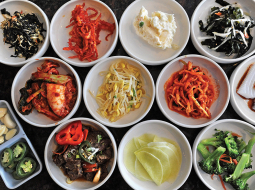Korejiešu banchan — dažādas piedevas, kas papildina vienu galveno ēdienu