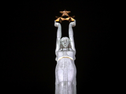 Izgaismotais Brīvības piemineklis Lāčplēša dienā. Foto: Ieva Leiniša, LETA
