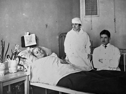 Liepājas pilsētas slimnīcas Tīfa nodaļā. 1921. gads. Pirmais no labās ārsts A. Niklass, māsa M. Janerovska. (2) Fotogrāfs — nezināms. Liepājas muzeja krājums