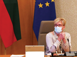 Jaunā Lietuvas premjerministre Ingrīda Šimonīte 13. decembrī vada valdības sēdi, kurā tika pieņemti stingri ierobežojumi pandēmijas savaldīšanai.
Foto — Scanpix