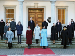 Igaunijas prezidente Kersti Kaljulaida (zilā mētelī) pozē ar jaunās valdības ministriem. Premjerministre Kaju Kallasa (tumšsarkanā mētelī).
Foto — Scanpix