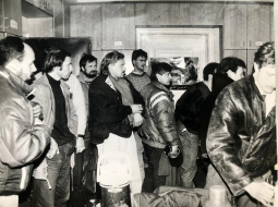 Bobslejisti 1991.gada janvāra barikāžu laikā sargāja Ministru Padomi. Attēla centrā - Zintis Ekmanis. Publicitātes foto