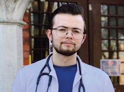 «Pandēmijā medicīnas māsu un brāļu trūkums sasniedzis kritisko robežu. Nolēmu, ka arī man jāiet palīdzēt,» saka Ingus Arnolds Apse.
Foto no privātā arhīva