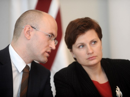 Daniels Pavļuts un Ilze Viņķele. Foto: Ieva Čīka, LETA