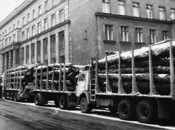 Kravas auto un baļķvedēji izvietoti pie Latvijas Ministru Padomes, lai uzbrucējiem būtu grūtāk iekļūt ēkā