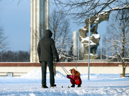 Cilvēki Uzvaras parka slēpošanas trasē. Foto: Ieva Čīka, LETA