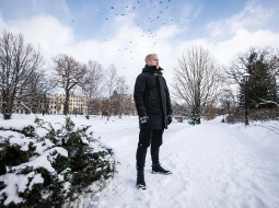 Šoziem pastaigā gar Brīvības pieminekli.
Foto — Ieva Salmane