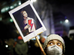 Polijā tūkstošiem cilvēku izgāja protestēt ielās pagājušās nedēļas trešdienas vakarā, kad stājās spēkā abortu faktiski pilnīgs aizliegums. Protesti notika ne tikai galvaspilsētā Varšavā, bet arī Katovicē, Lodzā, Vroclavā un Ščecinā.
Foto — Scanpix