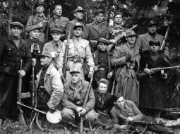 Latvijas Tēvzemes sargu (partizānu) apvienības štāba grupa Līvānu pagastā. 1947. gads.
Latvijas Kara muzeja krājums