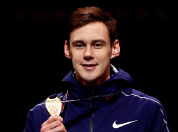 Daņila Lisenko ar pasaules čempionātā vieglatlētikā telpās izcīnīto zelta medaļu 2018. gada 3. martā. Drīz pēc tam sākās viņa dopinga skandāls.
Foto — Scanpix