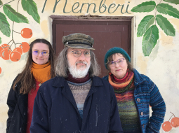 «Kā ir diviem māksliniekiem dzīvot kopā? Tas ir grūti, bet pietiekami saistoši, lai to turpinātu,» smejas Ērika Māldere un Aigars Lenkevičs. Meita Emīlija ir muzikāli apdāvināta, tomēr arī izvēlējās apgūt tēlniecību jeb formu dizainu.
Foto — Ieva Puķe