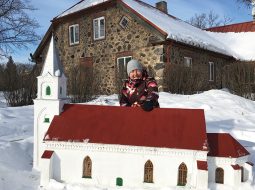 Gide Santa Paegle sākusi veidot Briseles Mini-Europe līdzīgu ēku miniatūru parku, tur ambiciozi plāno novietot visas Latvijas muižas un pilis. «Lauku muižiņas uztaisīt nav grūti, divās nedēļās — vienu muižu. Alūksnes Jaunā pils gan tapa no maija līdz Ziemassvētkiem. Covid-19 laika objekts. Tūrismā šis laiks nav spožs, varēju sēdēt un lipināt.»
Foto — Ieva Puķe