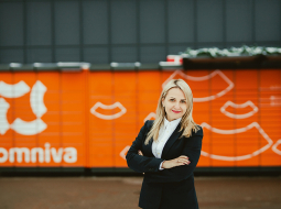 «Mēs vēlamies izcelties ar to, ka mūsu klientiem ir vislabākā pieredze pakomātu izmantošanā,» saka Omniva vadītāja Latvijā Beāte Krauze-Čebotare.
Foto — Elīza Ella Dumpe