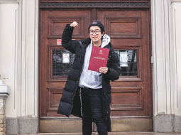 Attālinātās studijas korejietim Hvīdžē Ims problēmas nesagādāja, darbs gan pandēmijas laikā ir apstājies, un jāpaļaujas uz ietaupījumiem. Taču līdzīga situācija būtu arī tad, ja viņš dzīvotu Dienvidkorejā.
Foto — Jānis Leščinskis