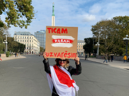 Volha Prakopjeva pagājušajā rudenī Rīgā pie Brīvības pieminekļa.
Foto no personīgā arhīva