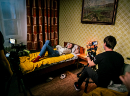 Martas lomas atveidotāja Elīza Mickus miniseriāla Paliec negatīvs uzņemšanas laikā.
Foto — Lauris Vīksne