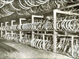 Tiek lēsts, ka līdz Pirmā pasaules kara sākumam Leitnera fabrikā saražoja vismaz 18 000 dažādu modeļu velosipēdu.
Foto no 20. gadsimta sākuma periodikas