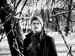 «Kopīgs mums ir tikai laikmeta gars, un laikmeta gars ir dekontekstualizācija un fragmentēšanās,» teic Lauris Veips, nesen publicētā debijas krājuma dzejā autors.
Foto — Kristaps Kalns