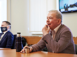 Aivars Lembergs un viņa dēls Anrijs sprieduma pasludināšanas dienā Rīgas Apgabaltiesā.
Foto — Edmunds Brencis