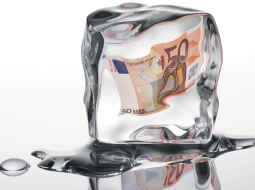 Matemātiski aina šobrīd izskatās bēdīga — lai arī ABLV bankā pietiek naudas norēķiniem ar visiem kreditoriem, kopš pašlikvidācijas sākšanas šī nauda vairāk ir iesaldēta nekā izmaksāta kreditoriem.
Foto — Shutterstock