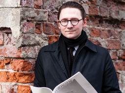 Toms Babincevs: «Pirmais numurs ir kā atmiņu albums, kurā esam mēģinājuši izklāstīt to, kas mūs nodarbina. Sākotnēji to darījām draugu lokā, bet tagad mūsu ambīcijas ir skaidri pasniegtas ikvienam.»
Foto — Ieva Salmane